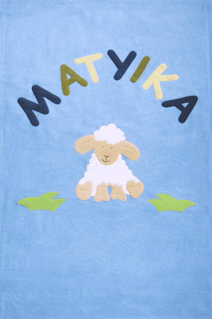 Baboo-Bárányka fűvel névre szóló gyermek takaró világoskék alapon