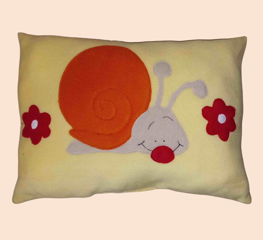 Baboo-Csigabiga virággal párna névre szóló vaníliasárga alapon