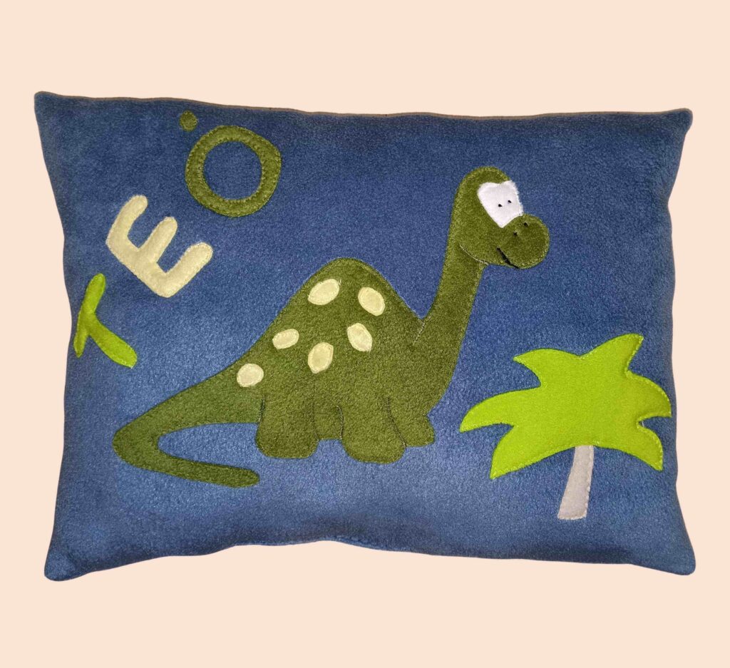 Baboo-Dinó fával párna névre szóló középkék alapon