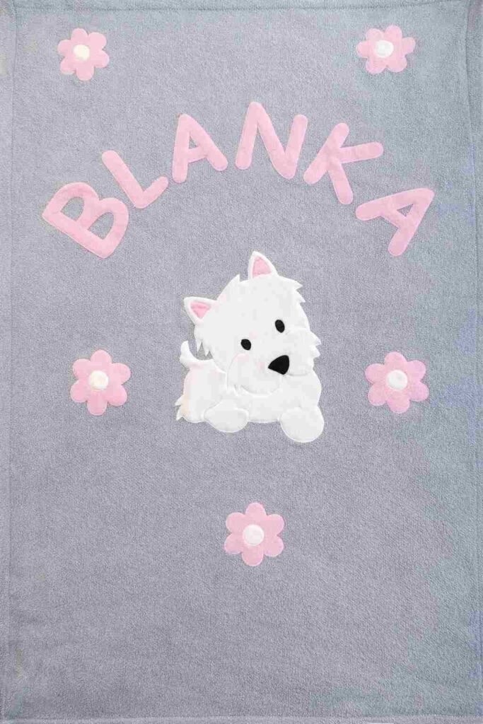 Baboo-Fehér kutyus virágokkal névre szóló gyermek takaró világos szürke alapon