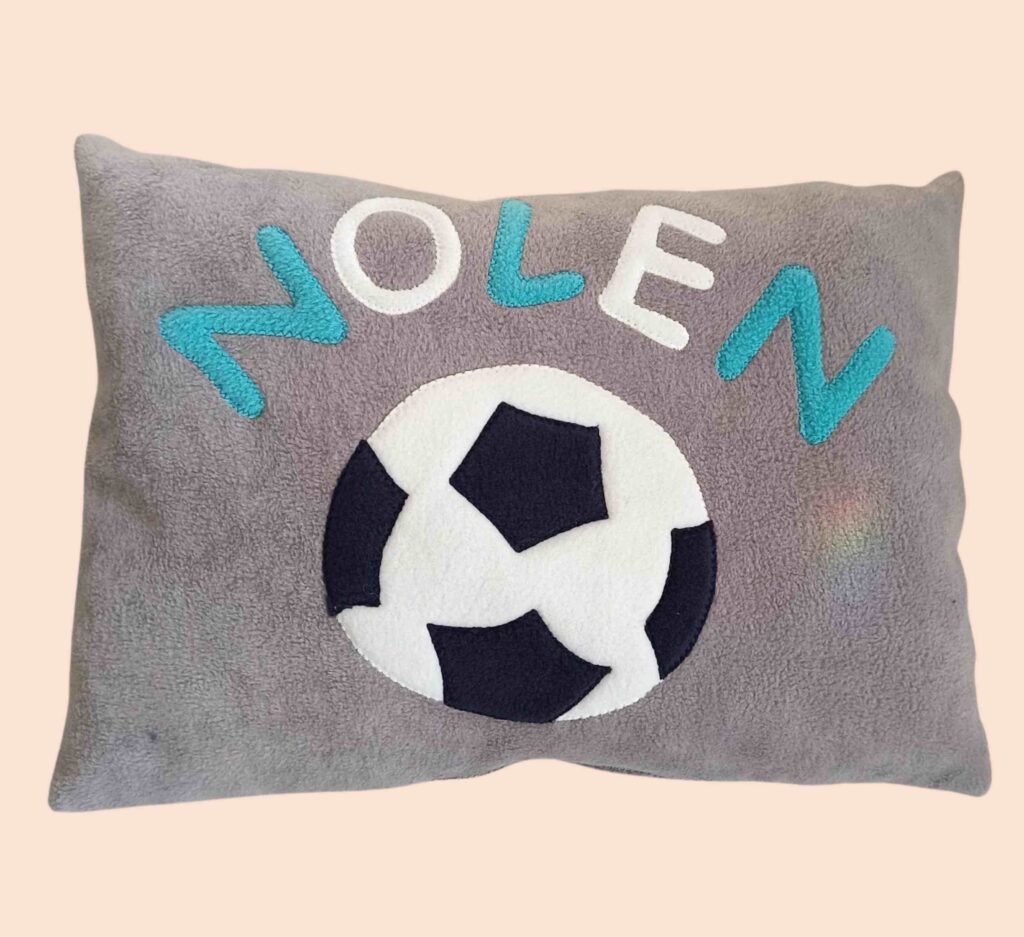 Baboo-Focilabdás párna névre szóló szürke alapon