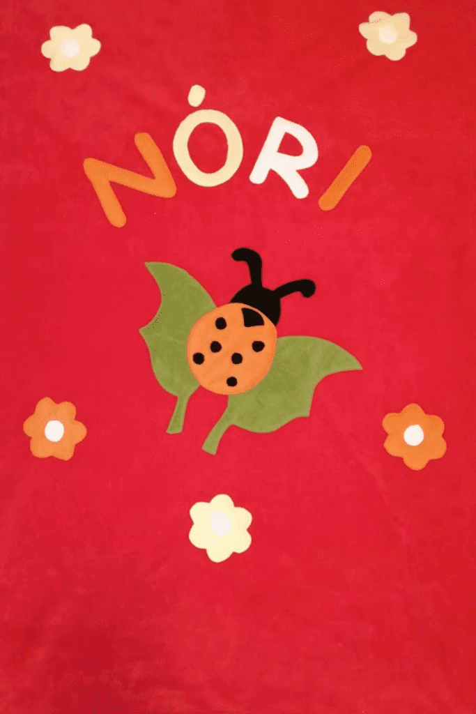 Baboo-Katicabogár virágokkal névre szóló gyermek takaró piros alapon