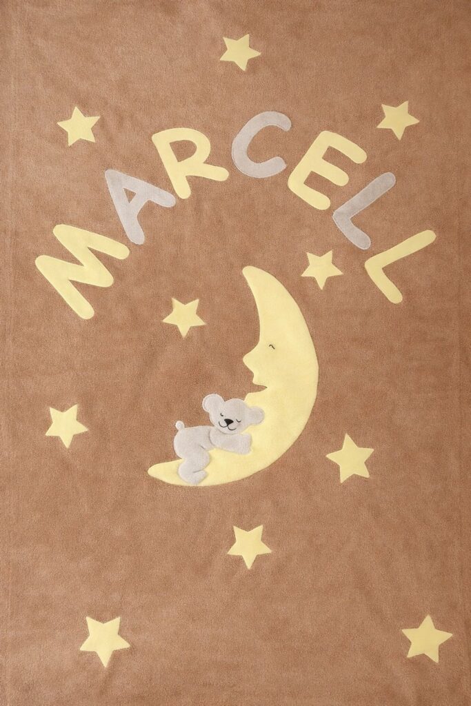 Baboo-Maci a holdon csillagokkal névre szóló gyermek takaró mogyoróbarna alapon