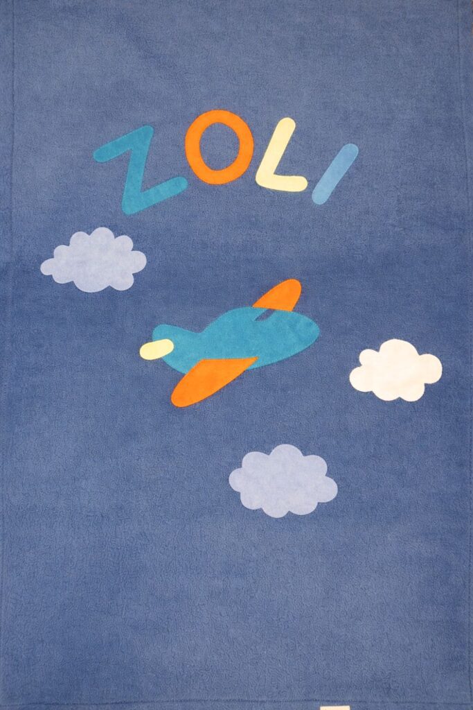 Baboo-repülőgép felhővel névre szóló gyermek takaró középkék alapon