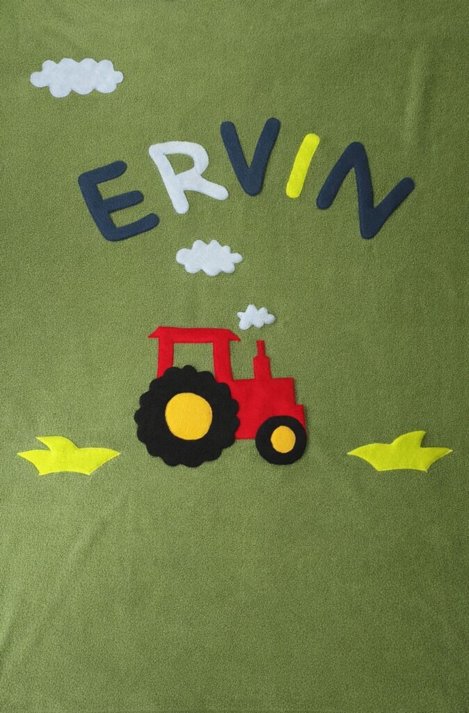 Baboo-Traktor fűvel névre szóló gyermek takaró fűzöld alapon