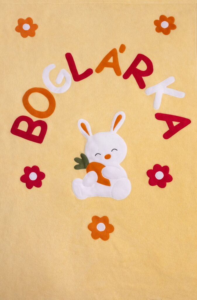 Baboo-Nyuszi virágokkal névre szóló gyermek takaró vaníliarózsaszín alapon